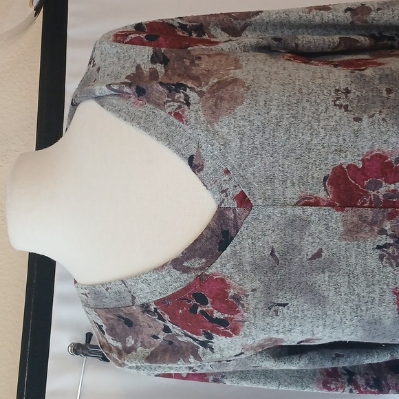Ellen Tracy Floral V-Neck Women's Sweater Top Heathered Grey Floral Sz Med/L - Picture 3 of 10